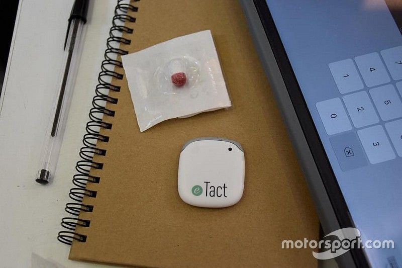 P&iacute;ldora Body Cap junto al sistema eTrack