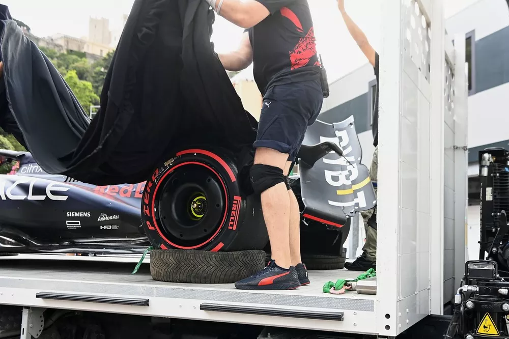 Red Bull Racing mechanics with the damaged car of Sergio Perez, Red Bull Racing RB18
