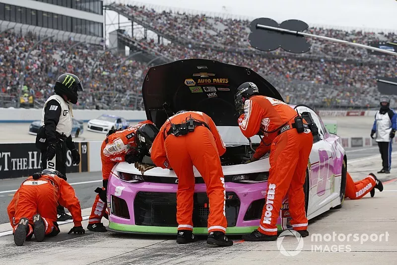 Chase Elliott, Hendrick Motorsports, Chevrolet Camaro Hooters Give a Hoot