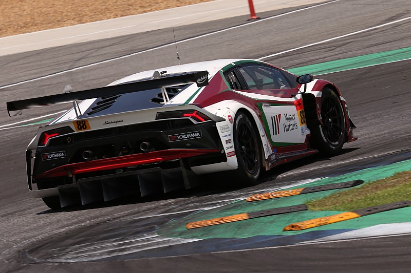 GT300クラスで2台が車検不合格。88号車と10号車タイム抹消