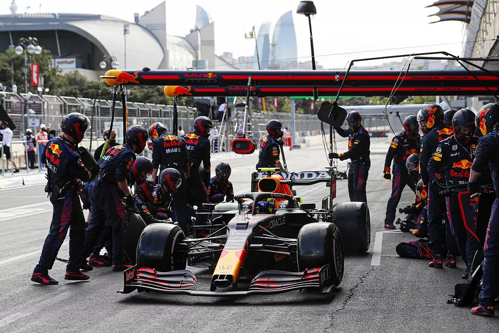 Sergio Perez, Red Bull Racing RB16B, fait un arr&ecirc;t au stand