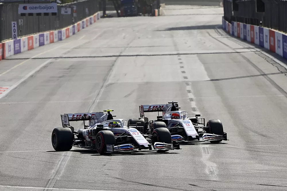 Mick Schumacher, Haas VF-21, se bat avec Nikita Mazepin, Haas VF-21, au d&eacute;part de la course