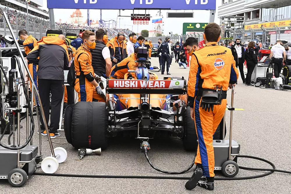 Mec&aacute;nicos en la parrilla con el coche de Daniel Ricciardo, McLaren MCL35M