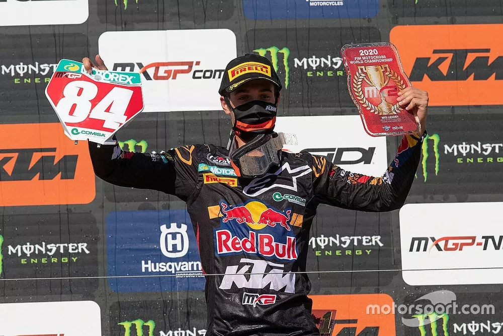 Tom Vialle, Red Bull KTM Factory Racing, houdt de rode plaat van Jeffrey Herlings omhoog