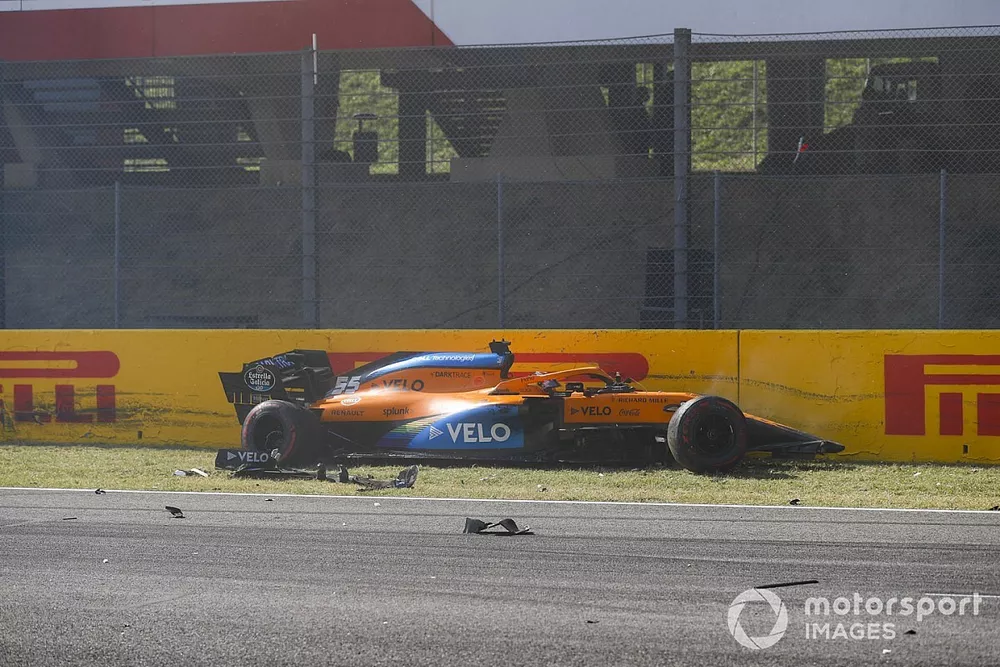 Carlos Sainz Jr., McLaren MCL35 despu&eacute;s de chocar