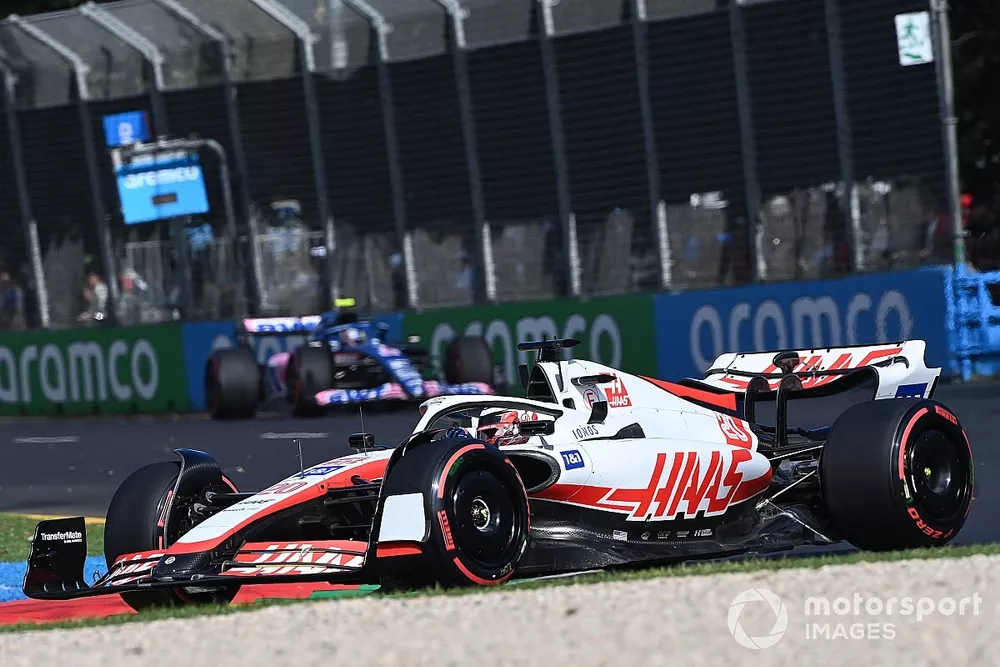 Kevin Magnussen, Haas VF-22, Esteban Ocon, Alpine A522