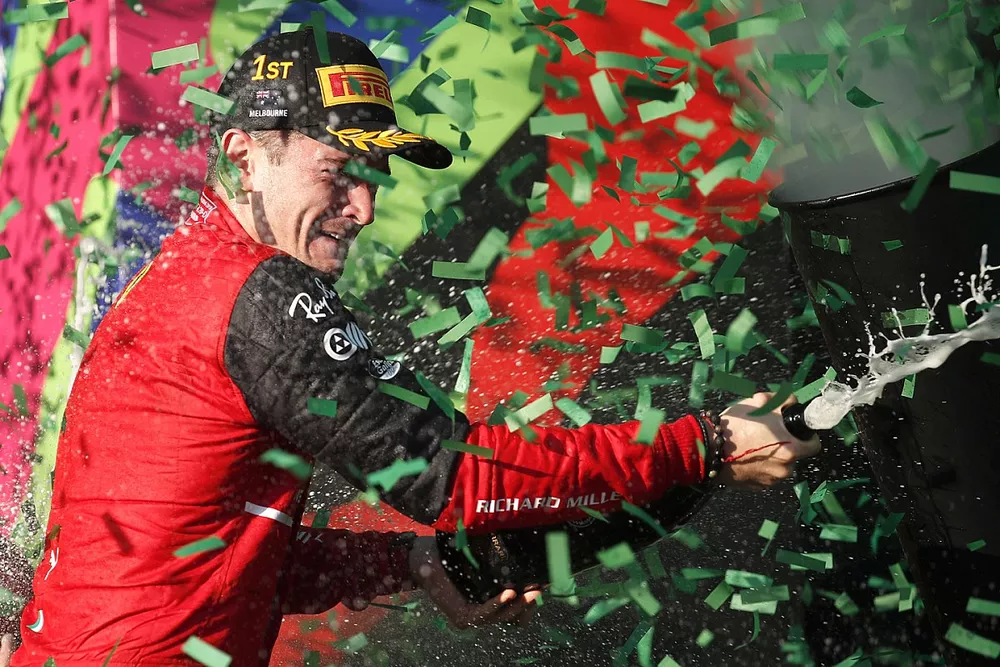 Le vainqueur Charles Leclerc, Ferrari, f&ecirc;te sur le podium
