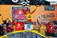 NASCAR: Na prorrogação, Logano vence em Michigan em prova adiada pela chuva