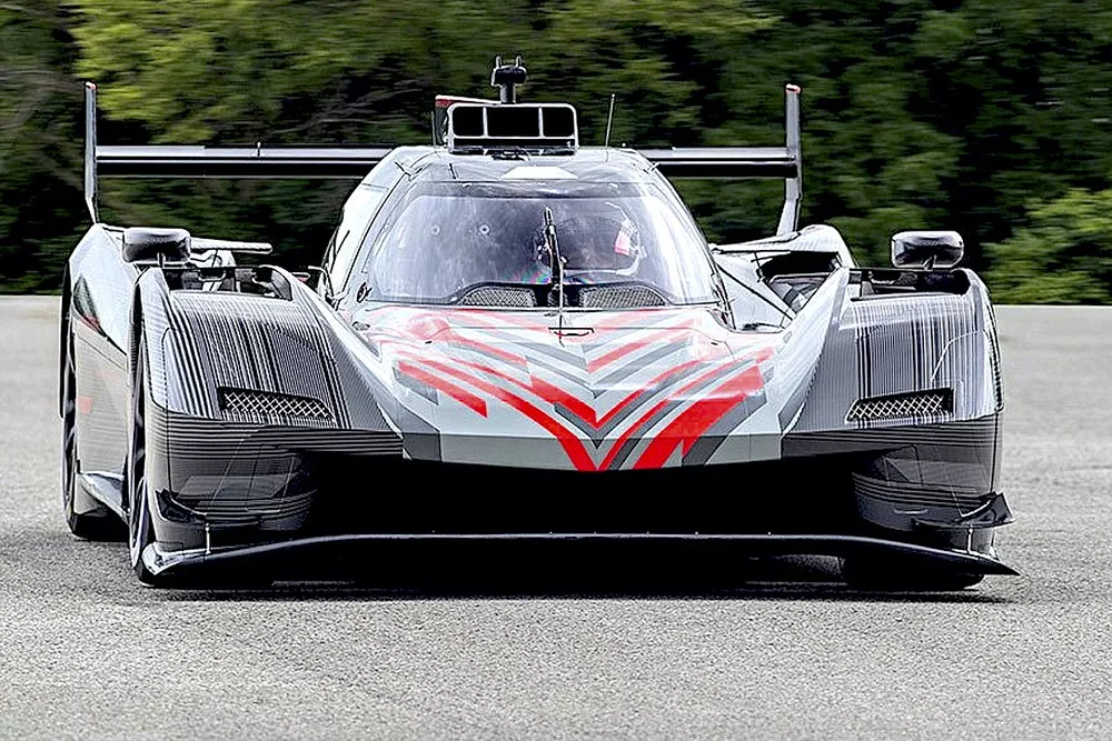 Earl Bamber au volant de la Cadillac LMDh GTP