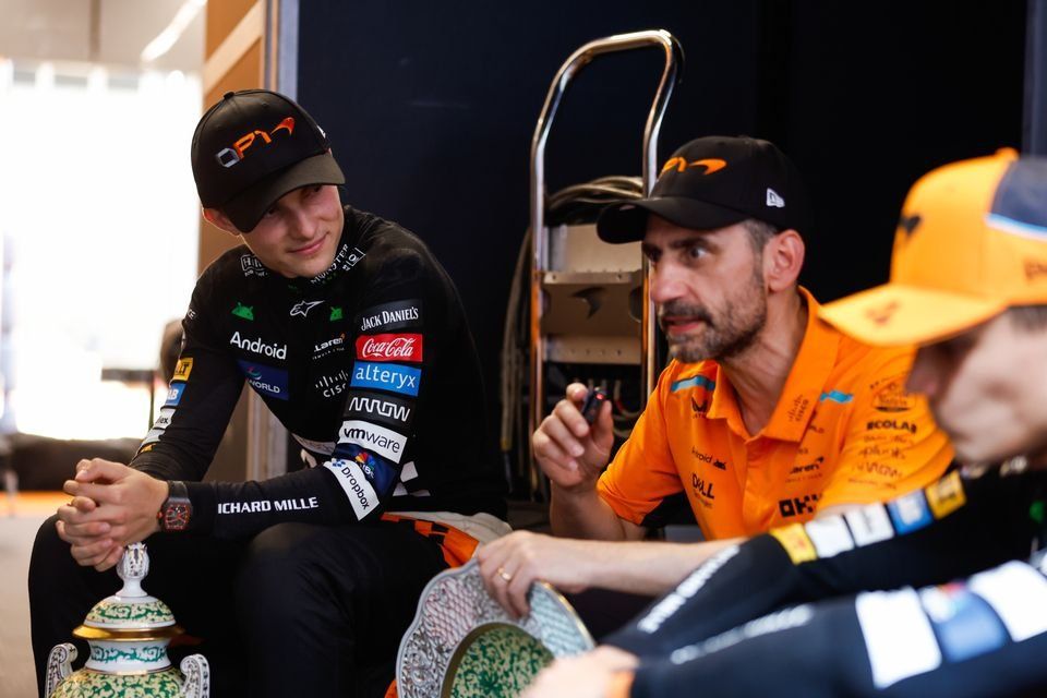Oscar Piastri, con Andrea Stella, director McLaren F1 Team, Lando Norris, después de la carrera.