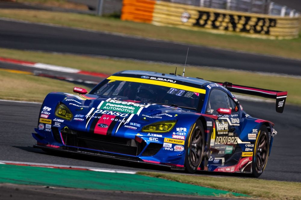 61号車スバル、悔しすぎる“今季初チェッカー”。もらい事故に作業違反