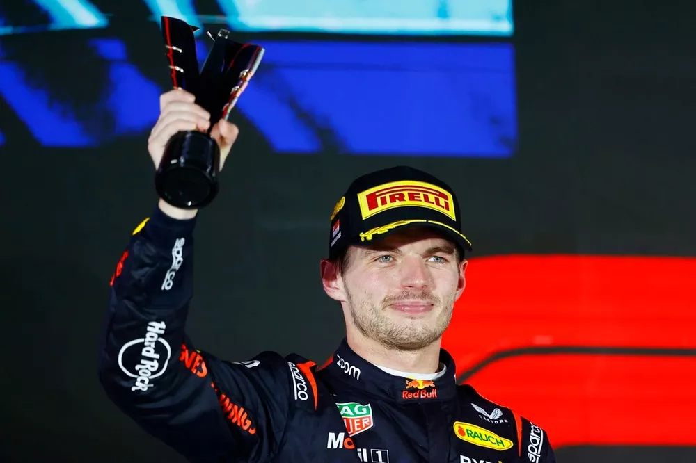 Max Verstappen, Red Bull Racing, 2&ordf; posi&ccedil;&atilde;o, levanta o trof&eacute;u para comemorar 