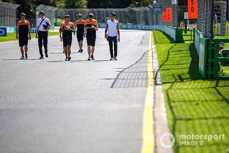 Lando Norris, McLaren et son &eacute;quipe lors de la reconnaissance du circuit