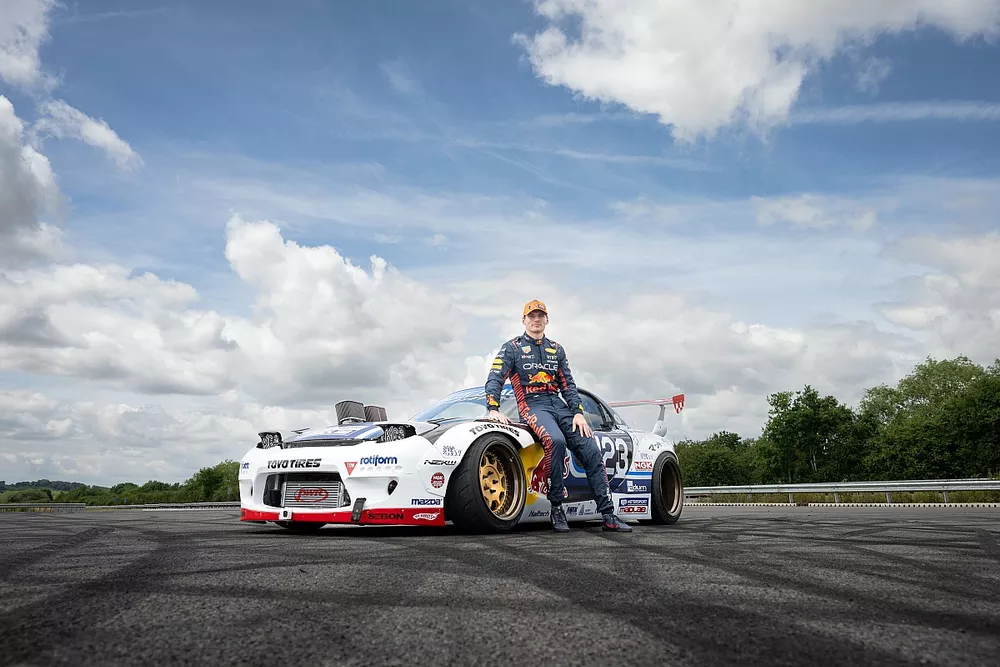フェルスタッペン、600馬力のマツダRX-7でドリフトにチャレンジ