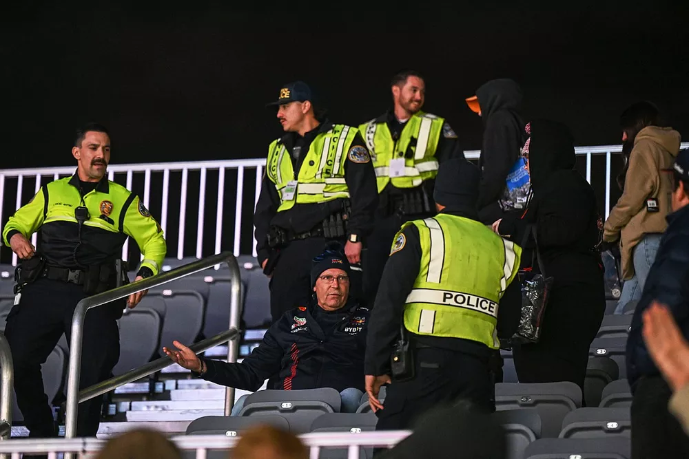 La police &eacute;vacue les fans des tribunes