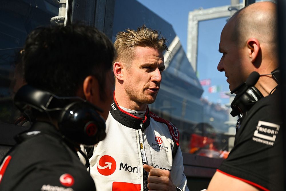 Nico Hulkenberg, Haas F1 Team with engineers