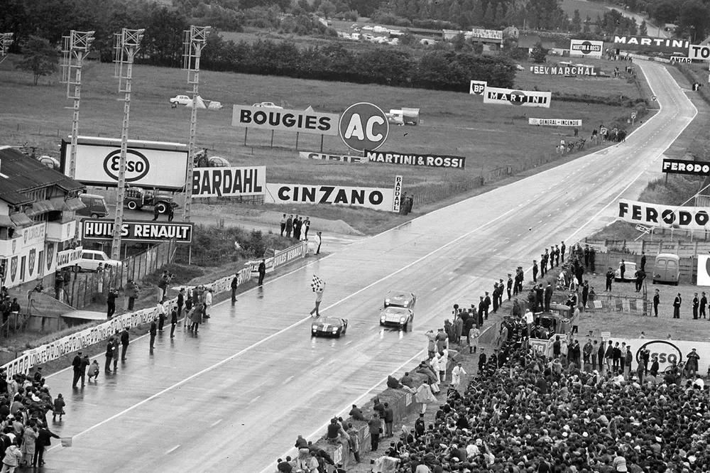 Bruce McLaren,  Chris Amon, Shelby American Inc., Ford Mk II, leads Ken Miles, Denis Hulme, Shelby American Inc., Ford Mk II, and Ronnie Bucknum,  Richard Hutcherson, Holman & Moody, Ford Mk II, cruzan la meta