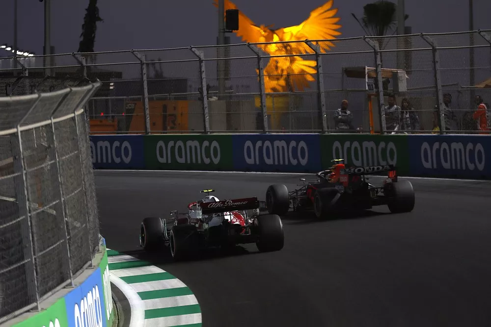 Sergio P&eacute;rez, Red Bull Racing RB16B, pasa a Antonio Giovinazzi, Alfa Romeo Racing C41