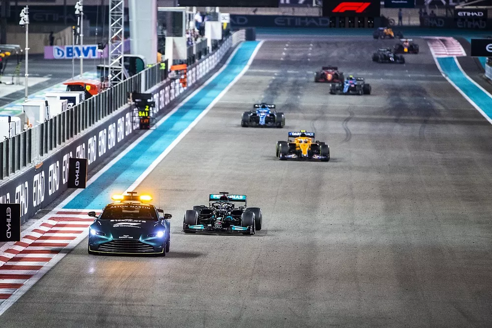 El Safety Car al frente de Lewis Hamilton, Mercedes W12, Lando Norris, McLaren MCL35M, Fernando Alonso, Alpine A521, el resto del grupo