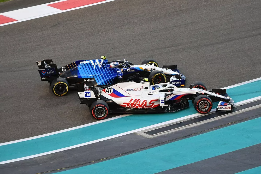 Mick Schumacher, Haas VF-21, se bat avec Nicholas Latifi, Williams FW43B