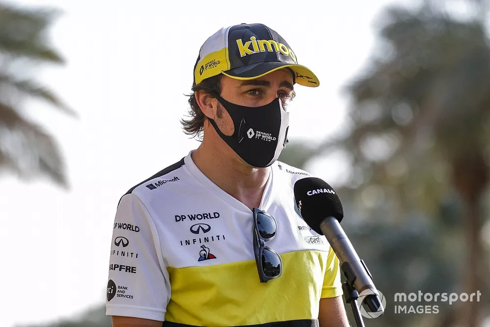 Fernando Alonso, Renault F1, talks to the press 
