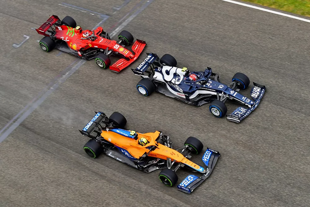 Pierre Gasly, AlphaTauri AT02, Lando Norris, McLaren MCL35M, and Carlos Sainz Jr., Ferrari SF21, bij de start
