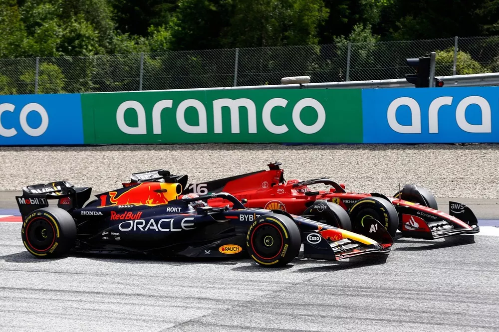 Max Verstappen, Red Bull Racing RB19, en lutte avec Charles Leclerc, Ferrari SF-23