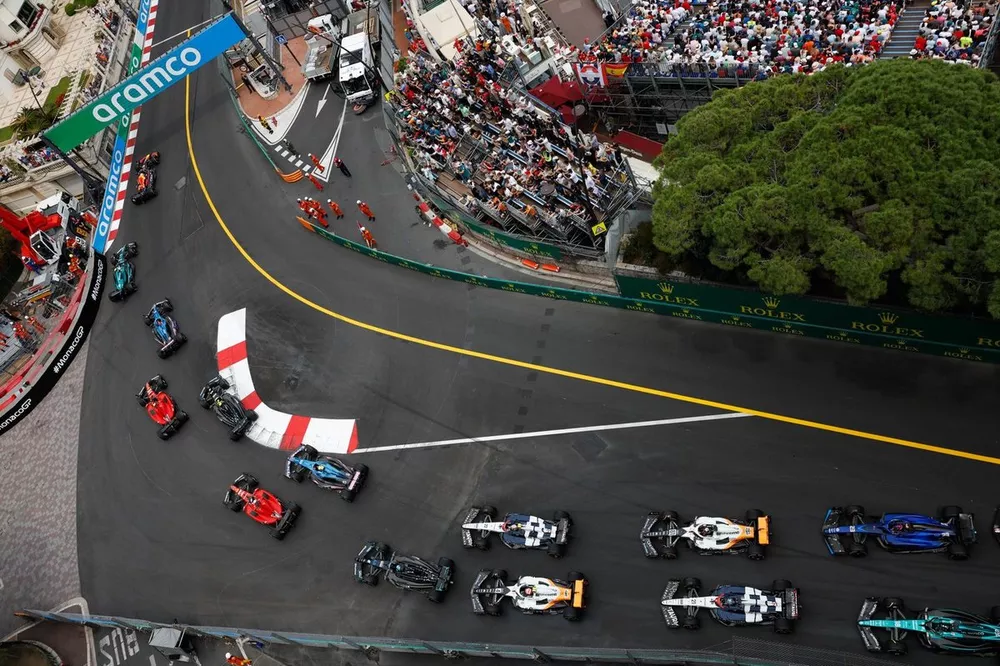 Max Verstappen, Red Bull Racing RB19, Fernando Alonso, Aston Martin AMR23, Esteban Ocon, Alpine A523, Carlos Sainz, Ferrari SF-23, Lewis Hamilton, Mercedes F1 W14