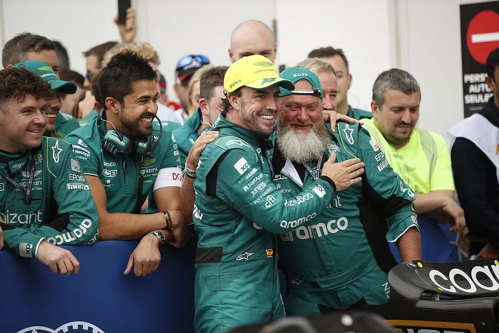 Fernando Alonso, Aston Martin F1 Team, 2&ordf; posici&oacute;n, celebra con su equipo en Parc Ferme