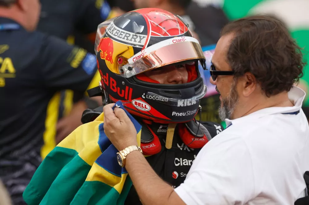 Enzo Fittipaldi, Van Amersfoort Racing, vainqueur, dans le parc fermé