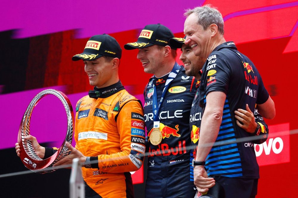 Podio: segundo Lando Norris, McLaren F1 Team, ganador Max Verstappen, Red Bull Racing, tercero Sergio Pérez, Red Bull Racing