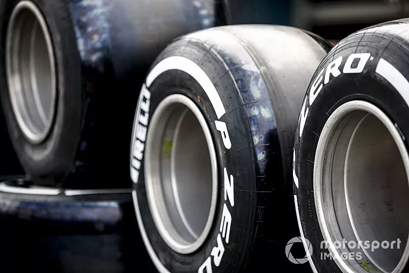 Neum&aacute;ticos Pirelli en el paddock