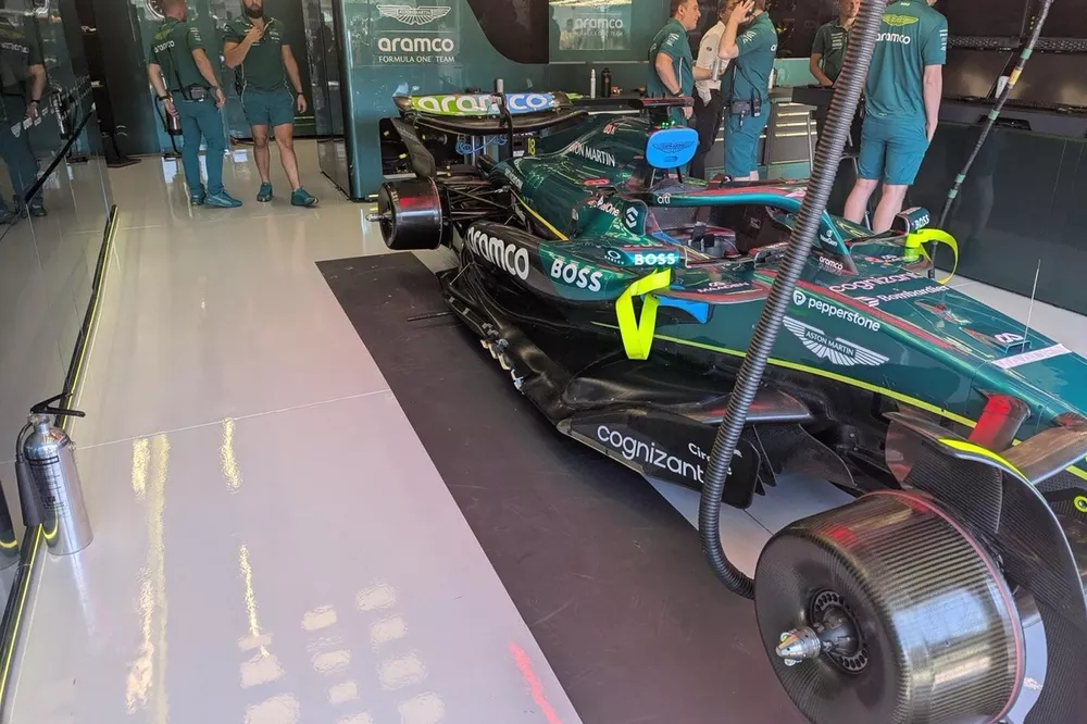 Detalle t&eacute;cnico del Aston Martin AMR25 (versi&oacute;n nueva, en el coche de Stroll)