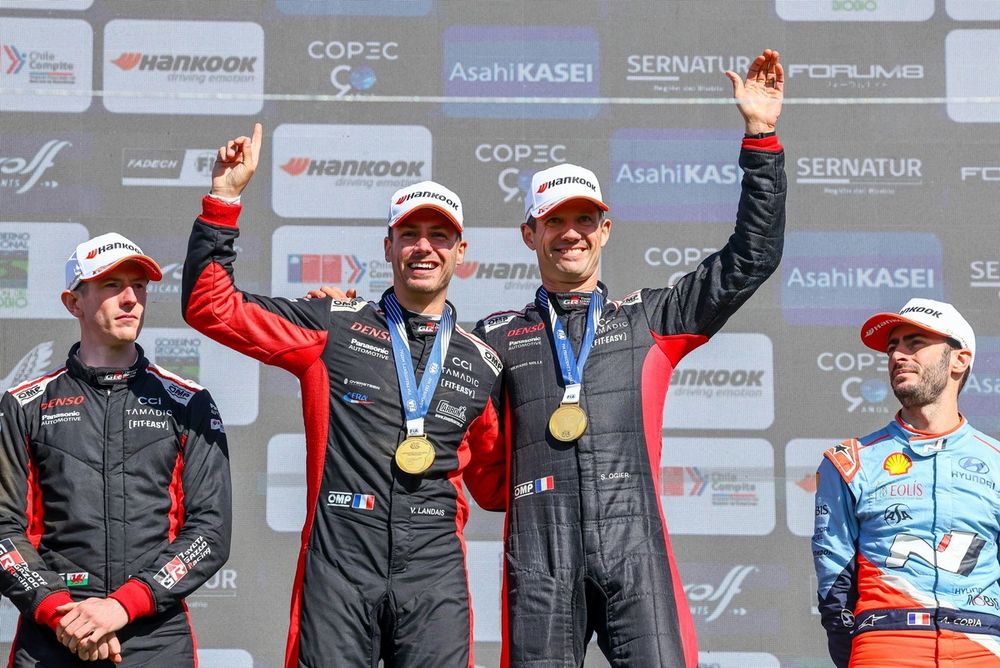 Podio: Los ganadores Sébastien Ogier, Vincent Landais, Toyota Gazoo Racing WRT Toyota GR Yaris Rally1