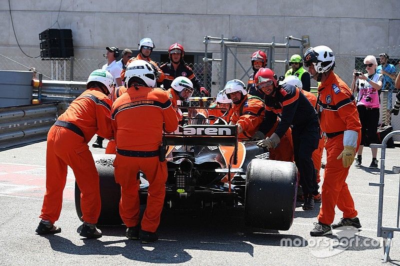 El coche chocado de Stoffel Vandoorne, McLaren MCL32