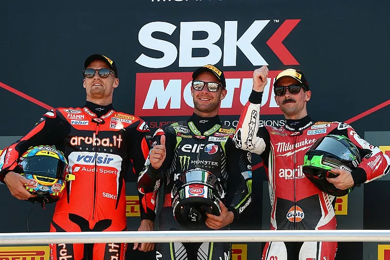Ganador Jonathan Rea, Kawasaki Racing, segundo Chaz Davies, Aruba.it Racing-Ducati SBK Team,tercero Eugene Laverty,  Milwaukee Aprilia