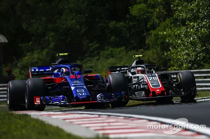 Pierre Gasly, Scuderia Toro Rosso STR13 et Kevin Magnussen, Haas F1 Team VF-18