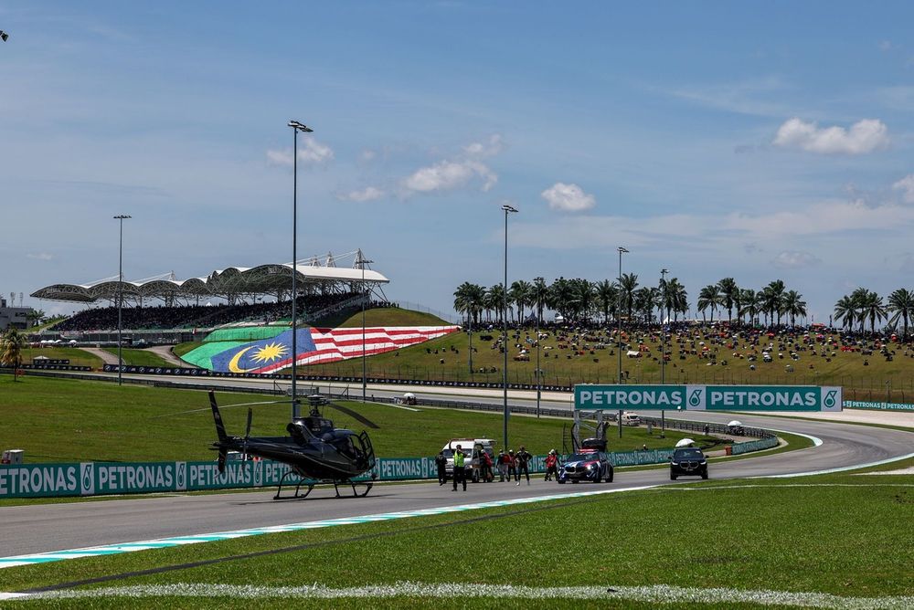 Noah Dettwiler, CIP Green Power es trasladado en helicóptero al hospital tras un choque con José Antonio Rueda, Red Bull KTM Ajo