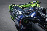 VIDEO: Viñales casi le 'roba' la moto a Rossi