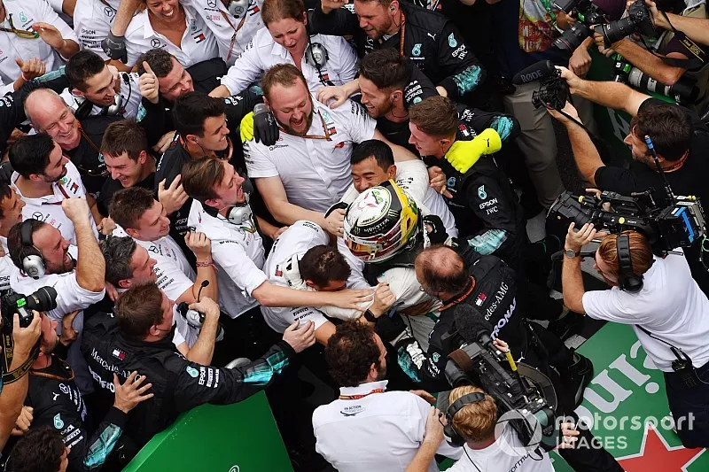 Las barreras se derrumban cuando Lewis Hamilton, Mercedes AMG F1 celebra con su mec&aacute;nica en el Parc Ferme.