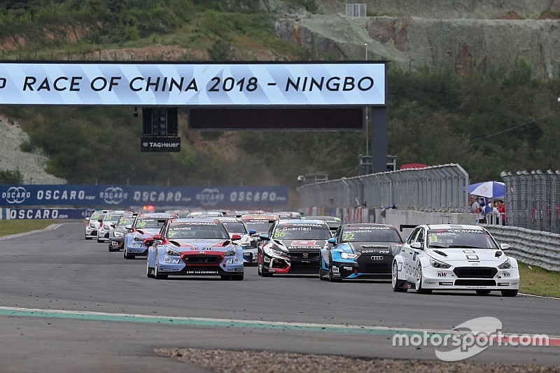 Muller nyert, Michelisz leszakadt kipufogóval mentette a második futamot