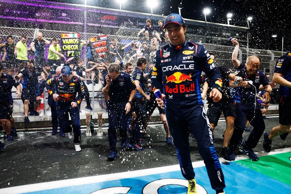 Max Verstappen, Red Bull Racing, Sergio Pérez, Red Bull Racing, con Helmut Marko, Consultor, Red Bull Racing y Christian Horner, Director de Red Bull Racing.