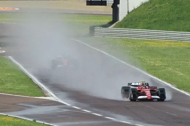 Arthur Leclerc su Ferrari F1-75 con paraspruzzi, Oliver Bearman su Ferrari SF-24