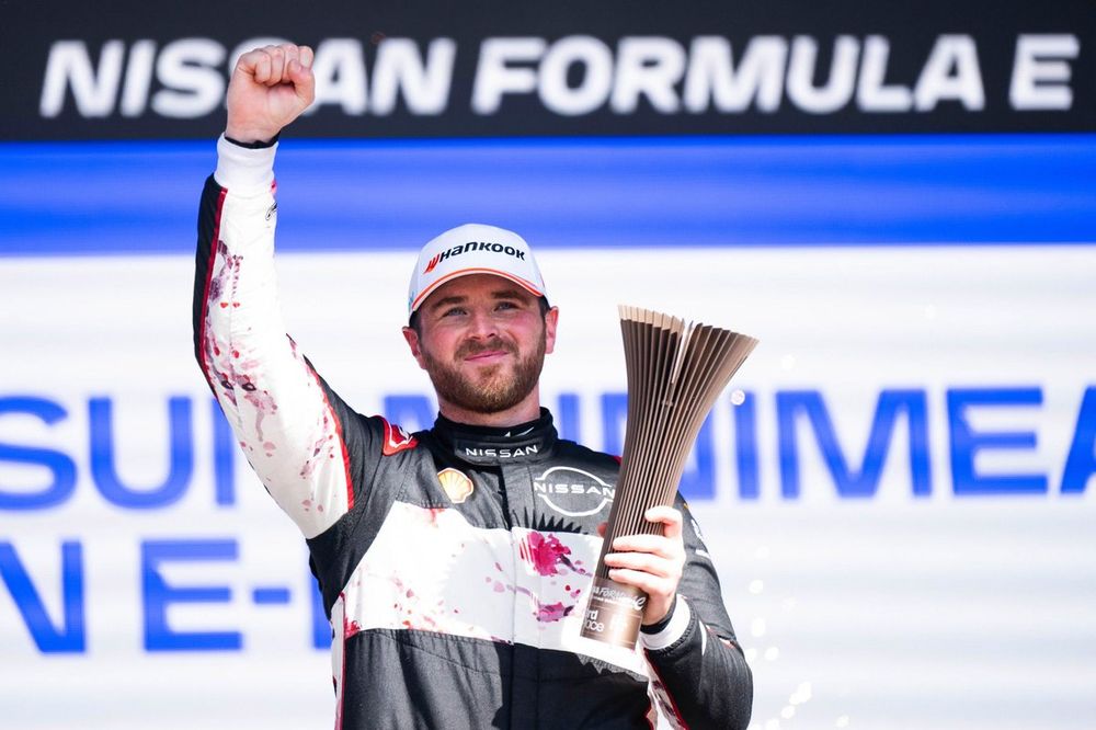 Oliver Rowland, Nissan Formula E Team, tercero, en el podio con el trofeo
