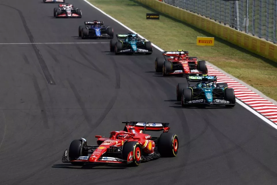 Charles Leclerc, Ferrari SF-24, Fernando Alonso, Aston Martin AMR24, Carlos Sainz, Ferrari SF-24
