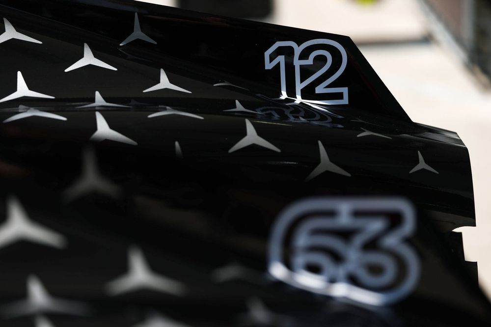 Les num&eacute;ros des pilotes Mercedes sur le capot moteur de la W16