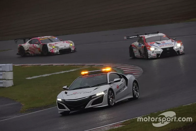 Safety Car leads the field