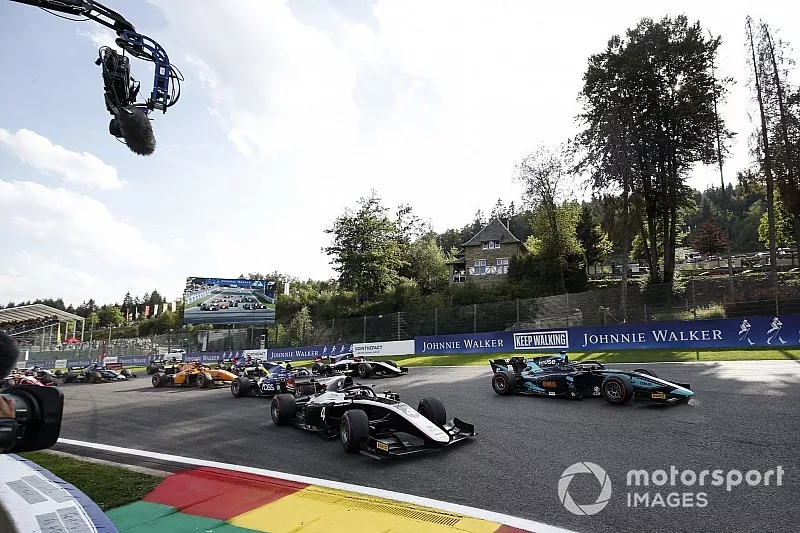 Salida de la carrera del s&aacute;bado de la F2
