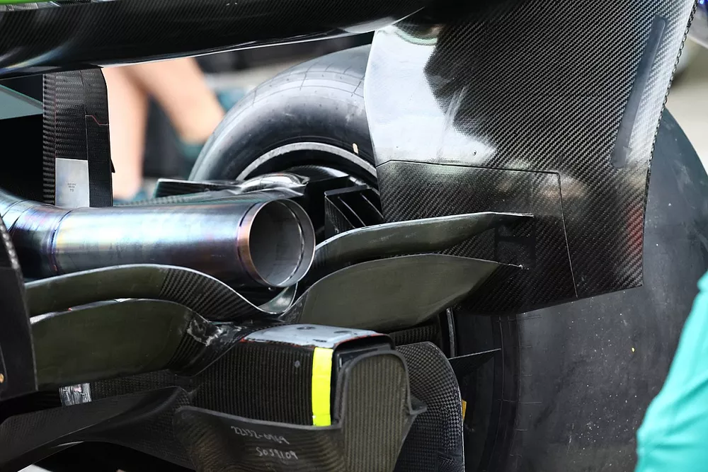 Gros plan sur l'arri&egrave;re de l'Aston Martin AMR22
