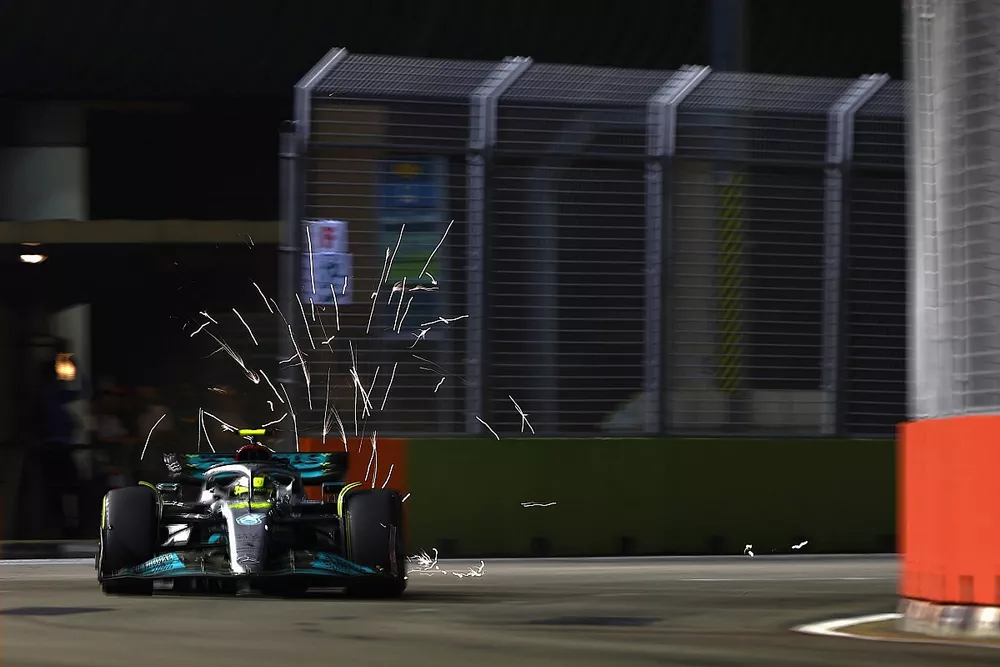 Lewis Hamilton, Mercedes W13 sacando chispas